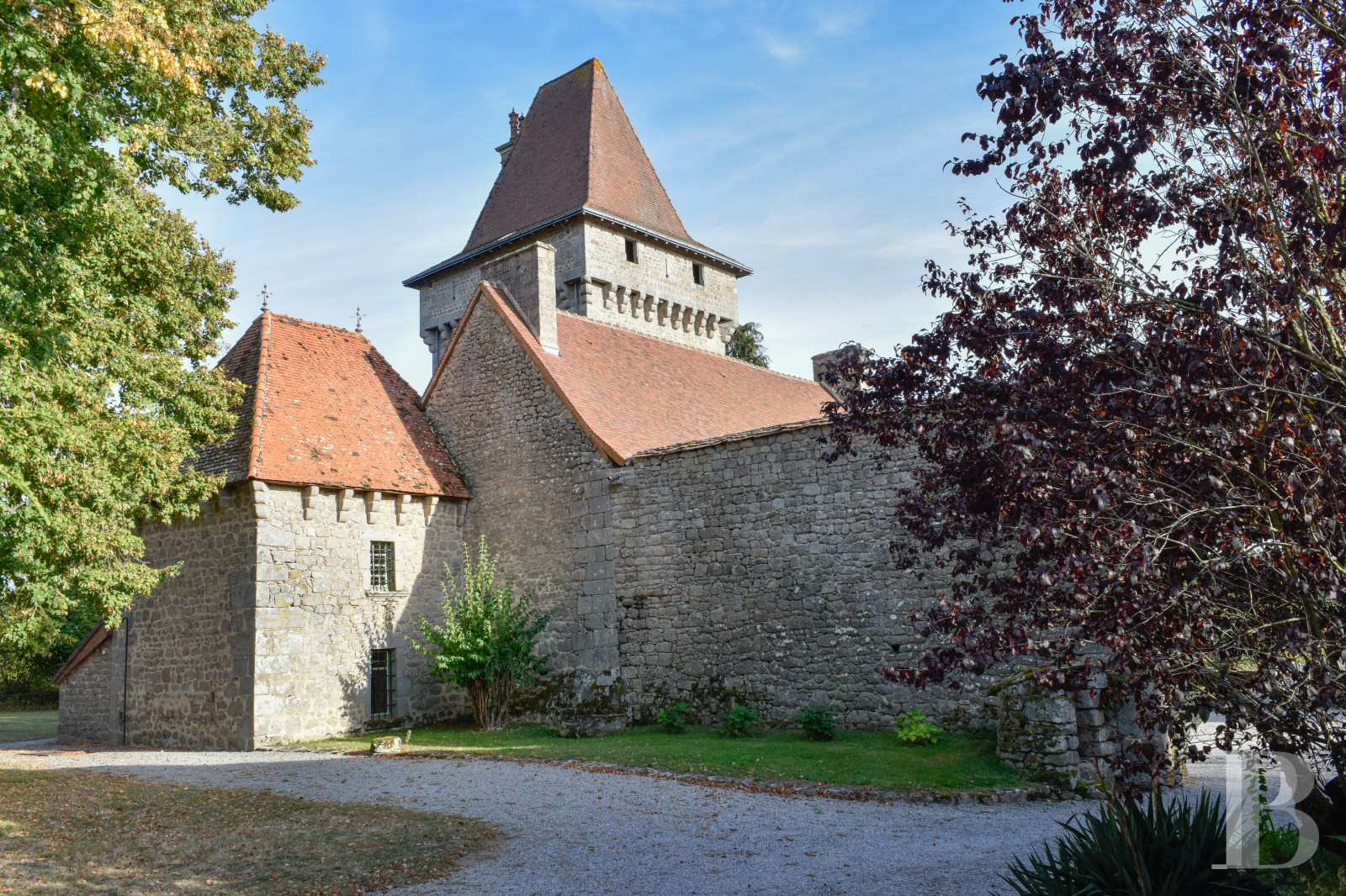 En Limousin, dans le sud-est de la Creuse et à proximité d’Aubusson, un logis indépendant du 17e siècle au centre d’une place forte médiévale,  - photo  n°34